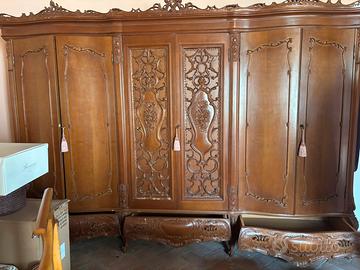 Armadio in legno intagliato