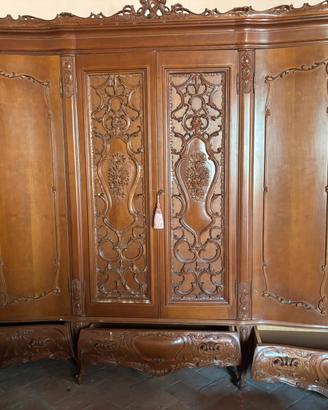 Armadio in legno intagliato