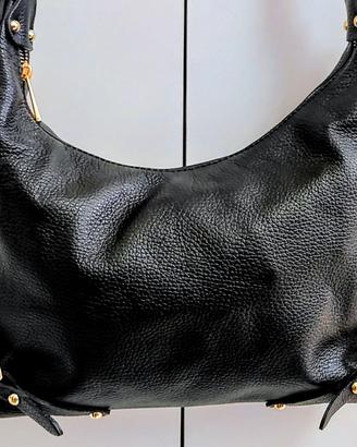 Borsa da donna vera pelle colore nero firmata.