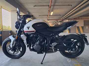 Moto triumph trident 660