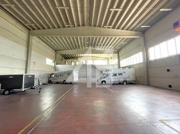 CAPANNONE CON OTTIME ALTEZZE - 935 M² - LOC. DOMIO