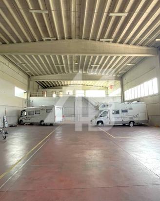 CAPANNONE CON OTTIME ALTEZZE - 935 M² - LOC. DOMIO