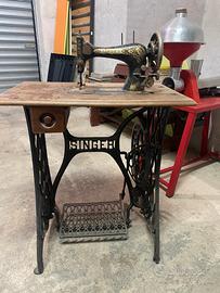 Macchina da cucire antica