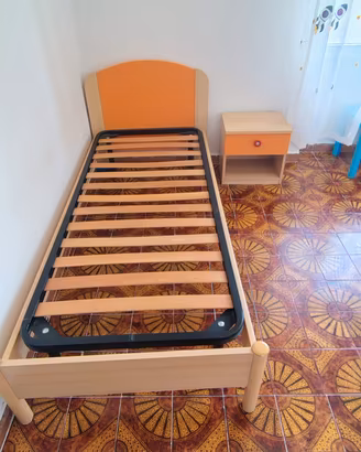 lettino, rete e comodino