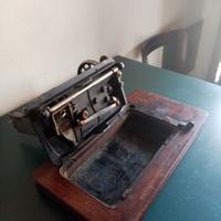 Macchina da cucire manuale