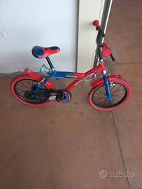 Bicicletta e vaschetta per il bagnetto