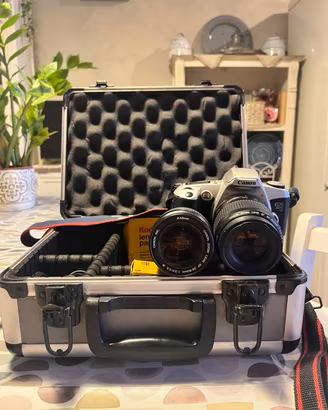 Canon EOS 500N + 2 Lenti (28-80 USM) + Valigia