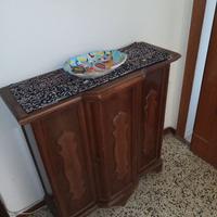 Mobiletto in legno di ciliegio a due ante ornate