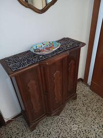 Mobiletto in legno di ciliegio a due ante ornate