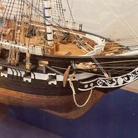 Modello navale USS Constitution con teca