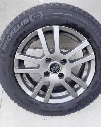 Set cerchi momo con ruote invernali