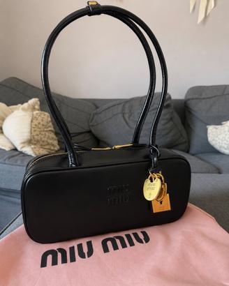 Borsa Prada Miu Miu modello Beau nera