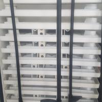 TAVOLI BIANCHI CON SEDIE  IN PLASTICA DURA