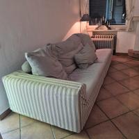 comodo e ampio divano