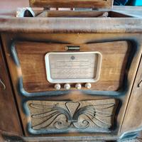 Mobile antico con giradischi e radio