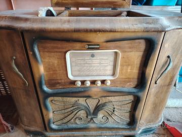 Mobile antico con giradischi e radio