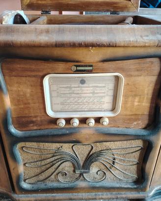 Mobile antico con giradischi e radio