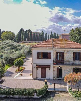 VL210 - vendita villa con vista lago