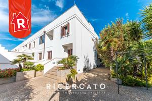 Villa su più piani Viale delle Querce, 52