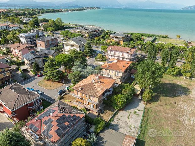 PALAZZINA DIVISA IN TRE APPARTAMENTI A POCHI PASSI