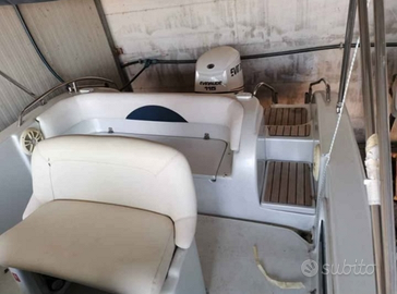 Barca con fuoribordo