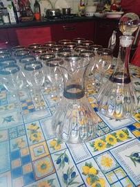 Bicchieri con decoro blu ed oro