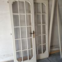 Porta in legno a vetri bianca vintage 