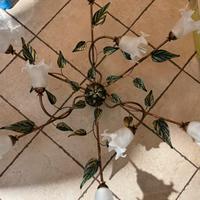 Lampadario stilizzato con fiori e ferrobattuto