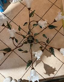 Lampadario stilizzato con fiori e ferrobattuto