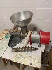 Trita pomodori elettrico per passata