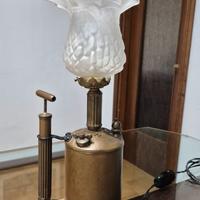 lampada a olio in ottone e paralume vetro opalino
