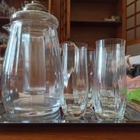 caraffa con bicchieri