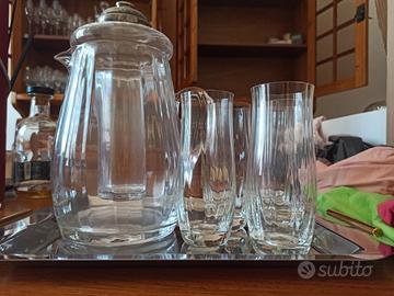 caraffa con bicchieri