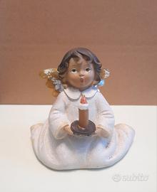 Grazioso angelo con in mano una candela