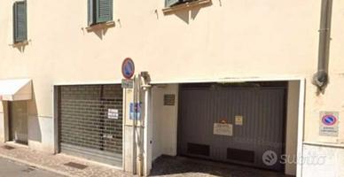 Posti auto e garage in seminterrato condominiale