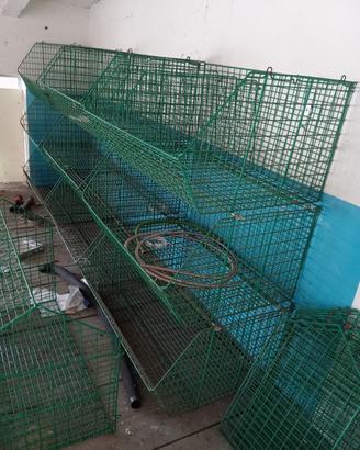 Ceste e scaffali con raccorderia varie 