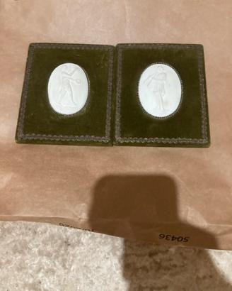 Due cammei in pasta vitrea su base di velluto