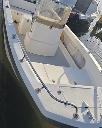 Motoscafo Open con motore fuori bordo