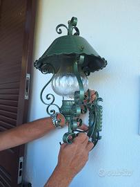Lampada a muro da esterno in ferro battuto