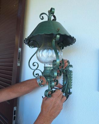 Lampada a muro da esterno in ferro battuto