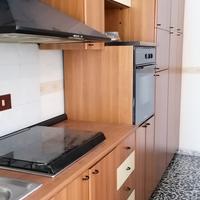 Cucina color ciliegio, in legno massiccio. 