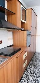 Cucina color ciliegio, in legno massiccio. 