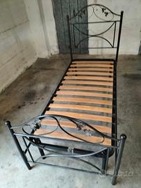 Letto singolo in ferro con rete in doghe