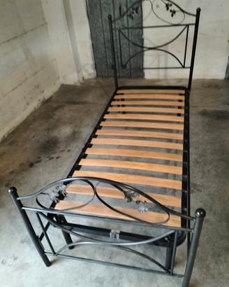 Letto singolo in ferro con rete in doghe