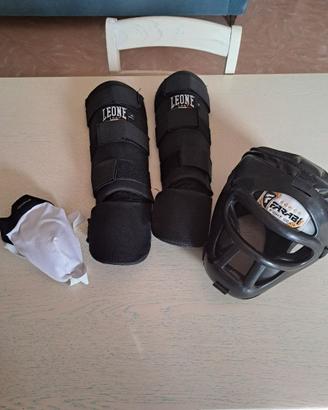 casco muay thai e parastinchi