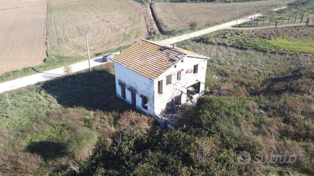 Rustico / Casale di 160 m² con più di 5 locali a T - Vista 2