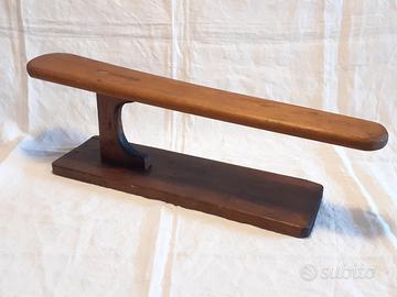 Antico stiramaniche in legno