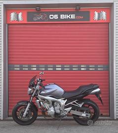 YAMAHA FZ 600 .