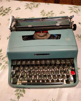 Macchina da scrivere Olivetti Lettera 32