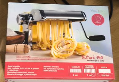 Macchinetta per pasta con accessorio per più tipi